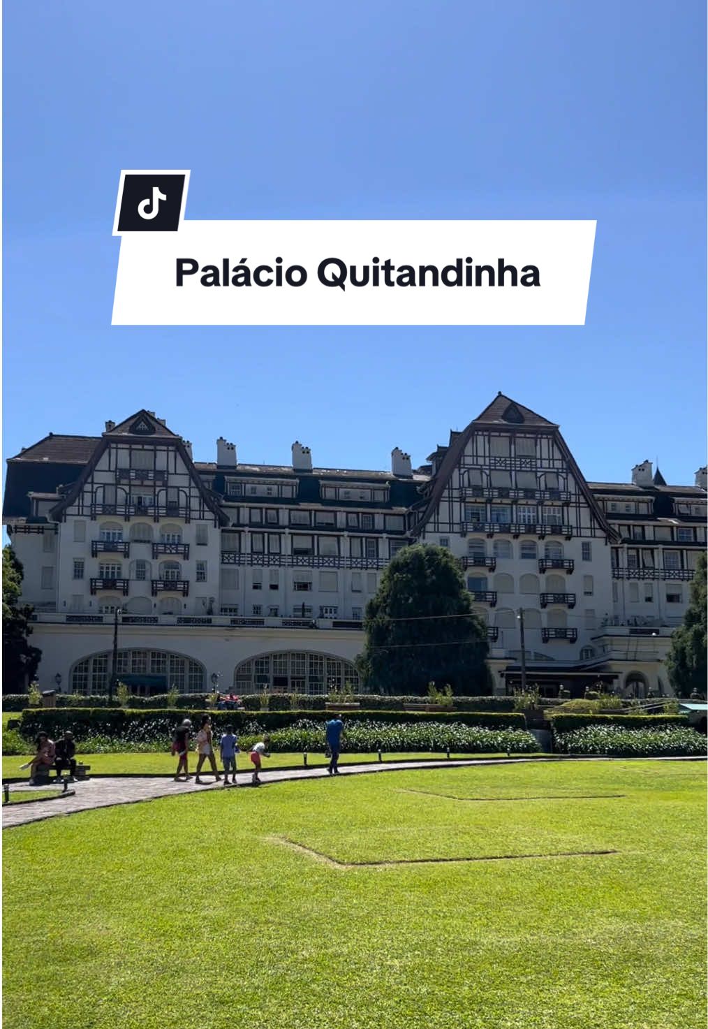 Inaugurado em 1944, o  Palácio Quitandinha é um dos cartões postais de Petrópolis. Ele foi construído para ser o maior cassino-hotel da América do Sul, mas dois anos após a sua inauguração, o jogo foi proibido no Brasil. Com isso, o palácio virou um hotel e, posteriormente, um condomínio. Desde 2007, o andar térreo é administrado pelo Sesc Rio, que transformou o espaço em um centro cultural aberto ao público. É possível passar por diversos salões grandiosos e ter a dimensão do luxo da construção. O local também tem um bistrô e lojinhas de souvenires. #viagem #petropolis #rj #palacioquitandinha #quitandinha 