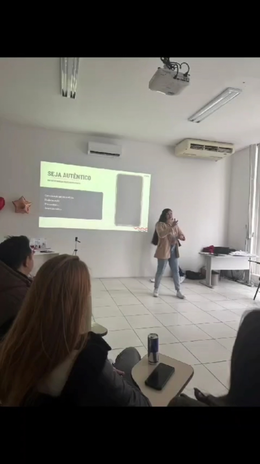 🎥 Uma tarde de imersão nas redes sociais! 🚀 Tive o prazer de conduzir um treinamento incrível com um grupo dedicado de 20 pessoas. Falamos sobre a cultura das redes, estratégias para entender e captar clientes, conquistar leads, e alcançar um engajamento poderoso! Juntos, construímos ideias sobre como criar roteiros e desenvolver vídeos que realmente alavanquem nossas histórias! 📈✨ Quem aí quer transformar suas redes em uma verdadeira máquina de engajamento? Deixa um 💬 se você também quer aprender mais sobre como conquistar o digital! #SocialMediaTraining #EngajamentoDigital #CaptaçãoDeClientes #CulturaDasRedes #MarketingDigital #dicasdeconteúdo 