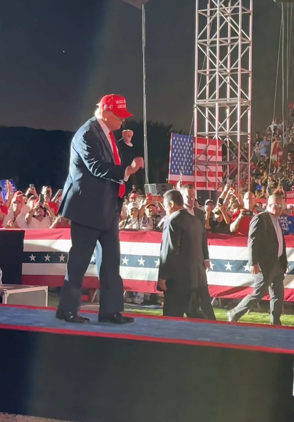 The trump dance 🕺🏼🪩  #donaldtrump #trump #trump2024 #dance #election #ymca #ymcachallenge #viral #fyp #foryoupagе #usa #usa🇺🇸 