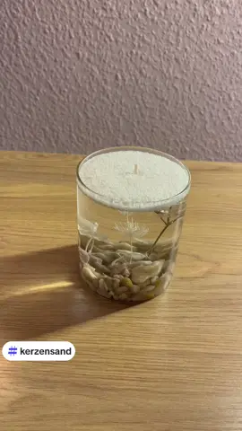 ✨ DIY Kerzen-Deko leicht gemacht! ✨ In nur wenigen Schritten zauberst du mit unserem Kerzensand von DekoFlamme eine wunderschöne und einzigartige Dekoration für dein Zuhause: 1️⃣ Schale nach Wunsch dekorieren (z. B. mit Steinen, Blumen oder Muscheln) 2️⃣ Schale mit Wasser befüllen 3️⃣ Kerzensand von DekoFlamme einfüllen 4️⃣ Docht einsetzen 5️⃣ Entzünden und genießen! 🕯️ Perfekt für gemütliche Abende, besondere Anlässe oder einfach, um deinem Zuhause eine besondere Atmosphäre zu verleihen. Und das Beste: Unser Kerzensand brennt sogar auf Wasser! 🌿 Jetzt ausprobieren und dein Zuhause in ein Lichtparadies verwandeln! 👉 www.deko-Flamme.de #Kerzensand #Dekoration #DIYKerzen #Lichtliebe #Nachhaltigkeit #DekoInspiration #dekoflamme #kerzenshop #kerzen #kerzengießen #kerzendiy #kerzenverkauf #kerzenliebe #kerzenwachs #dekoideen #kerzensandrevolution 