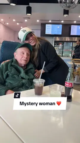 We need to find her! 🥹😍 #3littlechicks #vegas #vegaslocal #family #dad #food #chickenshop #latinaowned #friedchicken #lasvegas #restaurant 