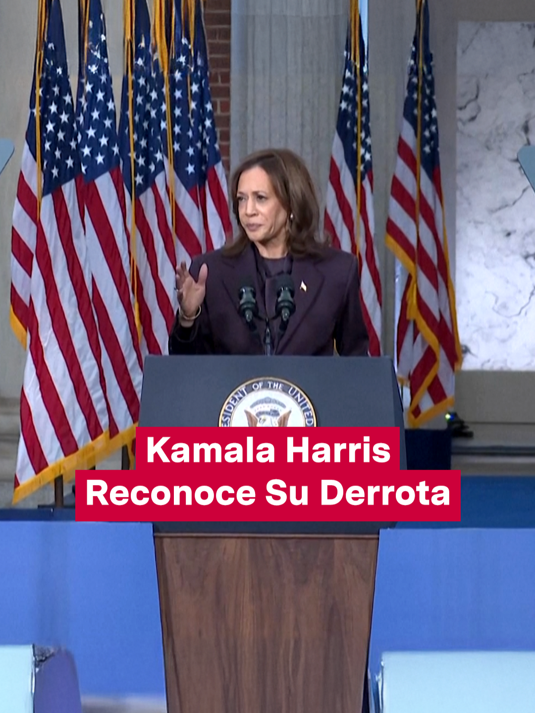 La vicepresidenta de Estados Unidos, Kamala Harris, habló este miércoles desde la Universidad Howard, en Washington, D.C., horas después de reconocer su derrota electoral frente a Donald Trump en la carrera por la Casa Blanca 2024. Kamala Harris prometió al presidente electo Trump una transición pacífica del poder en la Casa Blanca, situación que no ocurrió cuando él terminó su primer periodo hace cuatro años.  Entre sus simpatizantes se observaron caras largas y algunas lágrimas cuando esperaban que Kamala Harris reconociera su derrota. Se presentó en la Universidad de Howard, donde estudió y donde esos mismos estudiantes esperaban ver ayer un discurso de victoria. #kamalaharris #elecciones #estadosunidos #demócratas