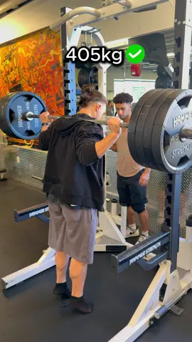 This lil bot never skipped leg day😳 @white slur 𒉭 