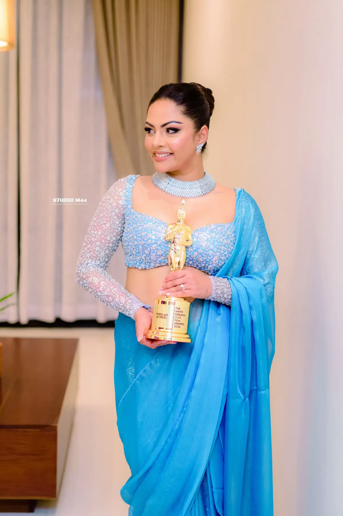 Won the most popular actress award at the 9th Derana Cinema Awards held yesterday. Thank you again my dear audience.🩵  ඊයේ පැවැති 9වන දෙරණ සිනමා සම්මාන උලෙළේ ජනප්‍රියම නිලිය සම්මානය මා අතට පත්වුනා. මාගේ ආදරණීය ප්‍රේක්ෂක ඔබට නැවතවරක් ස්තුතියි.🩵 MUA  @Subash Abeywickrama  Outfit  @Nayoma Wijesinghe Bridal  Jewelry Gitano Collection  TV Derana