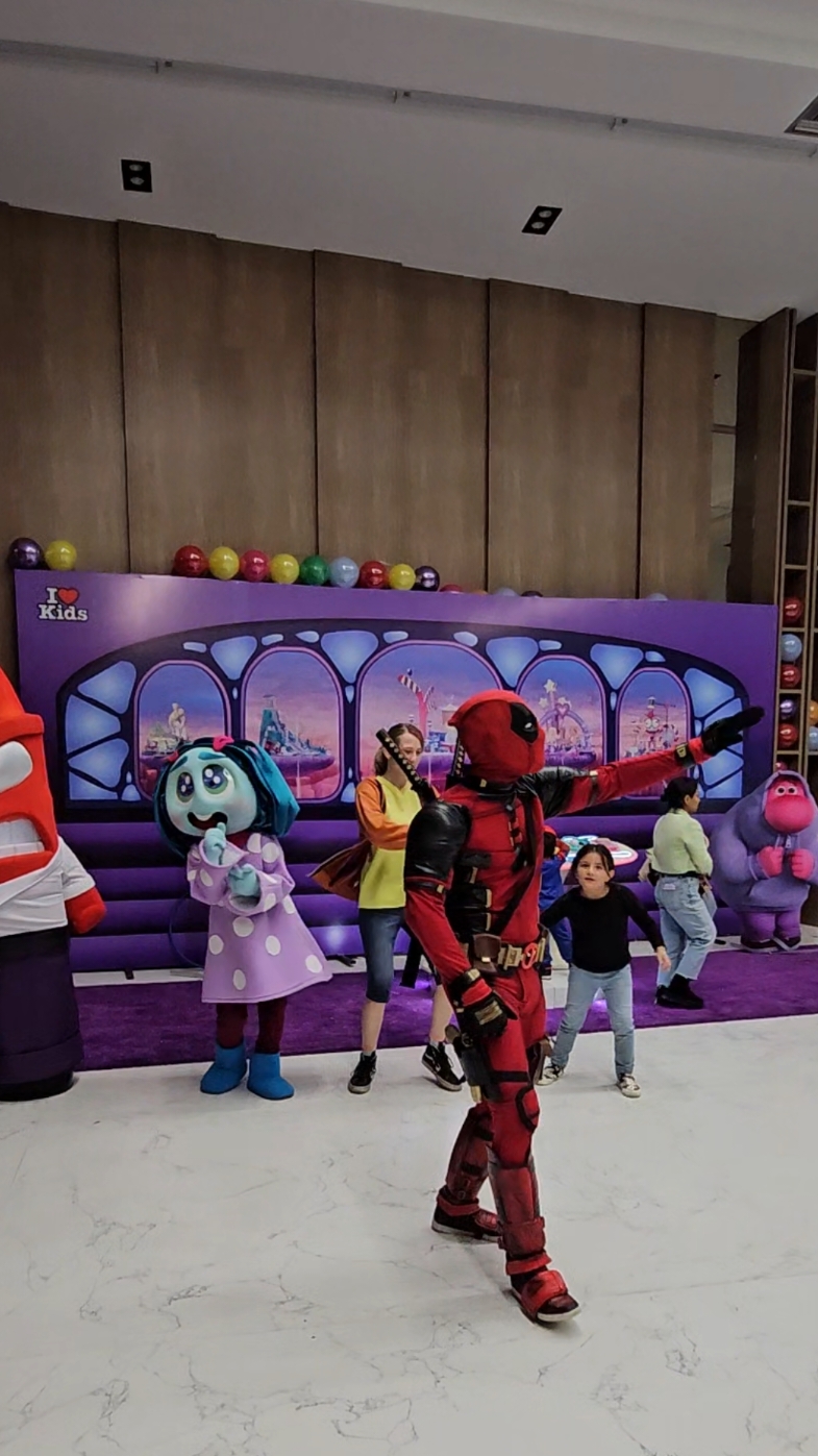 ENVIDIA TRISTEZA, FURIA, ANSIEDAD Y RILEY miran como baila Deadpool y le siguen el pasito .... Erik se suma al baile / pide a tu Deadpool favorito para tus eventos ! #bailedeadpool #deadpool #deadpool3 #danceviral #fyp #parati #cuenca_ecuador #cuenca #baile #tiktokviral #insideout #emotions #dancer #Cosplay #show #funnytiktok @Ryan Reynolds 