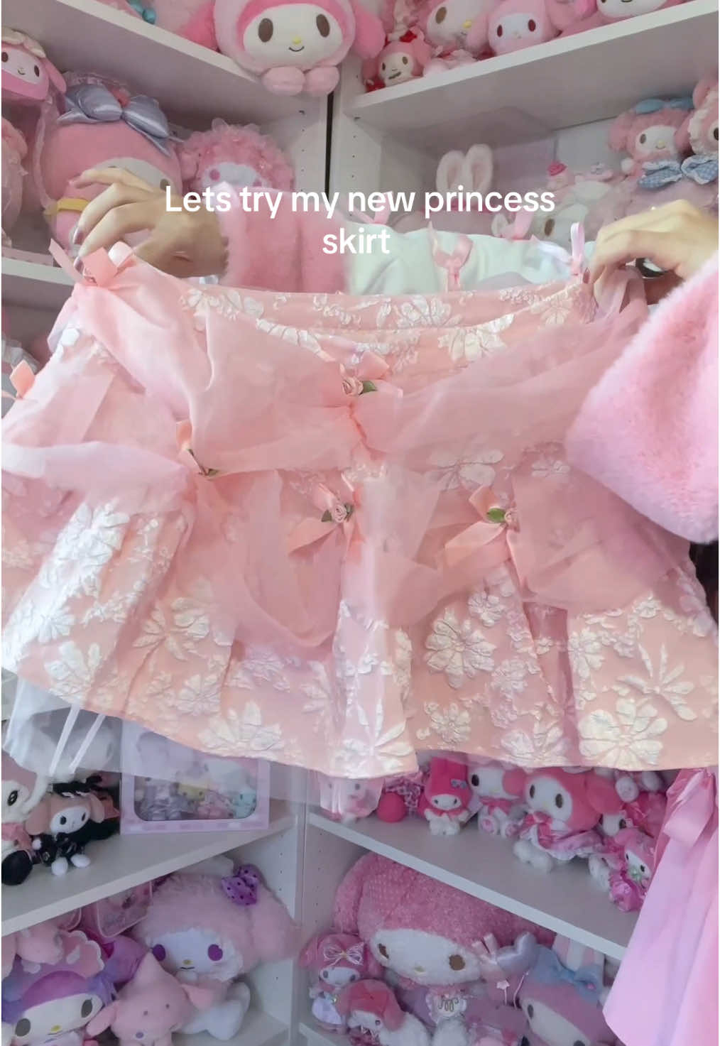 Todo ese detalle me hace sentir como una princesa pero moderna 💗  @Dolls Kill #dollskill #skirt #pink #coquette 