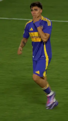 🥹 Así se siente volver a convertir con la camiseta de Boca después de tanto tiempo y las malditas lesiones. Hasta las lágrimas Changuito 💙💛💙 📹 tinchopelletier  #bocajuniors #TikTokDeportes #zeballos 