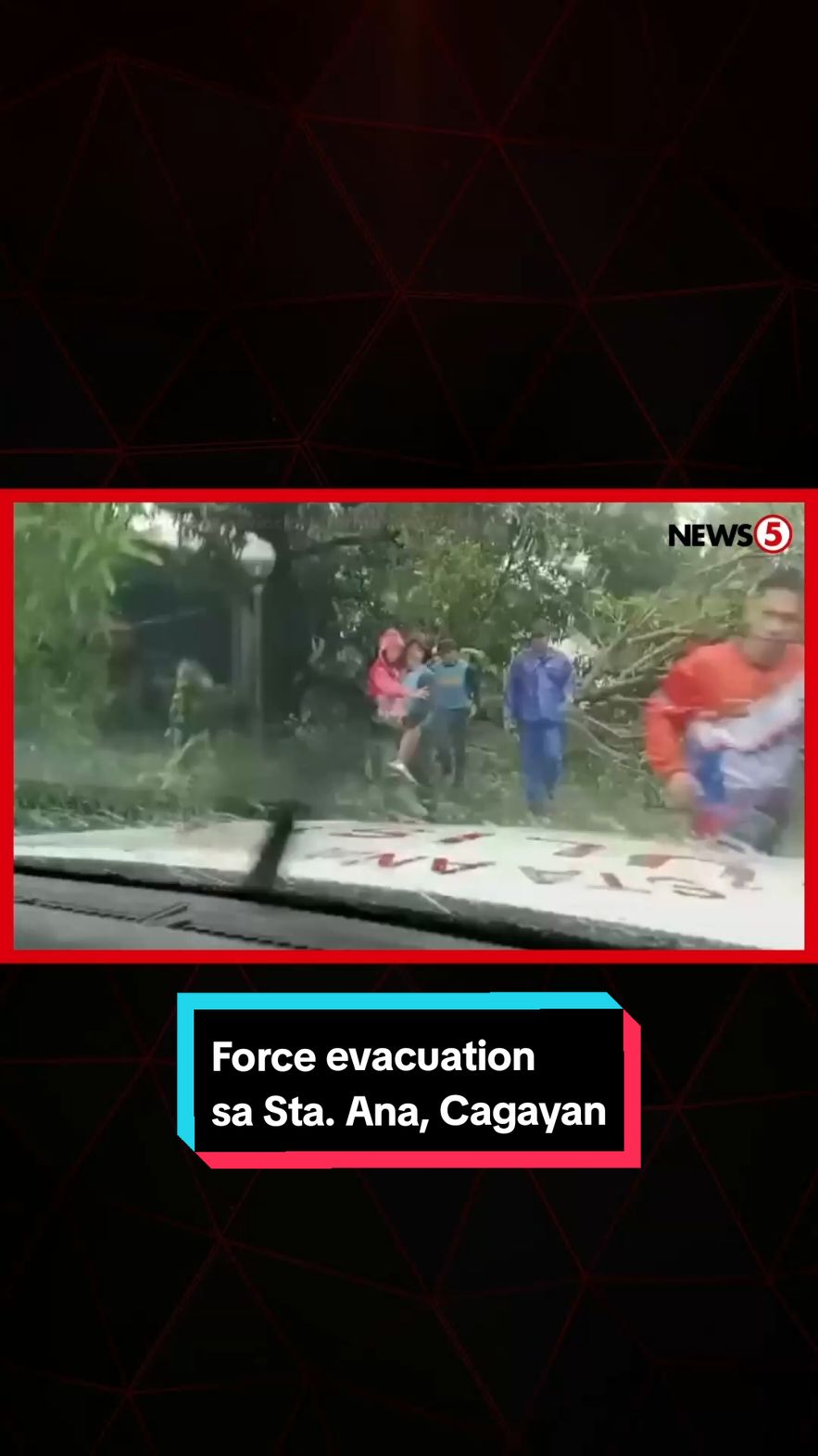 Pahirapan na ang paglikas sa mga residente sa Sta. Ana, Cagayan bunsod ng malakas na buhos ng ulan at hampas ng hanging dala ng Bagyong #MarcePH. Higit 900 na pamilya o 2,800 indibiduwal ang nasa iba’t-ibang evacuation center habang 120 pamilya ang pansamantalang nakikitira sa kanilang mga kamag-anak at kapitbahay. #News5