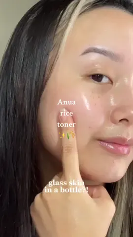 glass skin from one product ✨🌾 the Anua rice toner honestly surprised me by how lightweight & hydrating it is!! @anua_global #gifted #anua #anuaricetoner #anuatoner #milkytoner #ricewater #kbeautyhacks #koreanskincare #koreantoner #kbeautyskincare #glassskin 