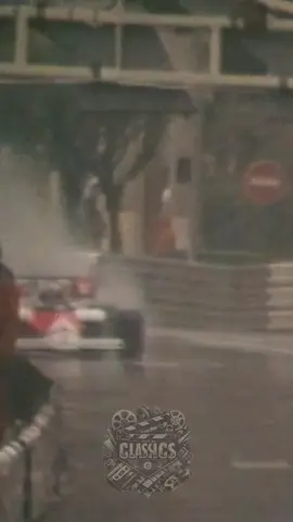🌧️ Senna, chuva e o GP de Mônaco. O que é talento pra você?  Grande Prêmio de Mônaco de 1984, uma das corridas que consolidou o talento de Ayrton Senna. Era apenas sua primeira temporada na Fórmula 1, e ele estava pilotando um carro menos potente da equipe Toleman. Em meio a uma forte chuva, Senna fez uma corrida incrível, demonstrando um controle impressionante sobre o carro e ultrapassando diversos pilotos. Senna estava prestes a ultrapassar Alain Prost, o líder da prova, quando a corrida foi interrompida por questões de segurança devido às condições extremas da pista. Com isso, Prost foi declarado vencedor, e Senna ficou em segundo lugar. #AyrtonSenna #Lenda #formula1 #cortesdefilmes