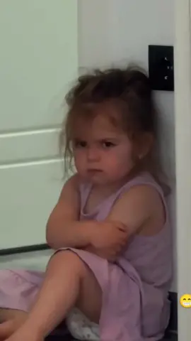 Hurry and go comfort the little girl🥹🥹 #baby #babies #babiesoftiktok #kid #kidsoftiktok #babygirl #babytok #cutebaby #funnybaby #fyp #fypシ 