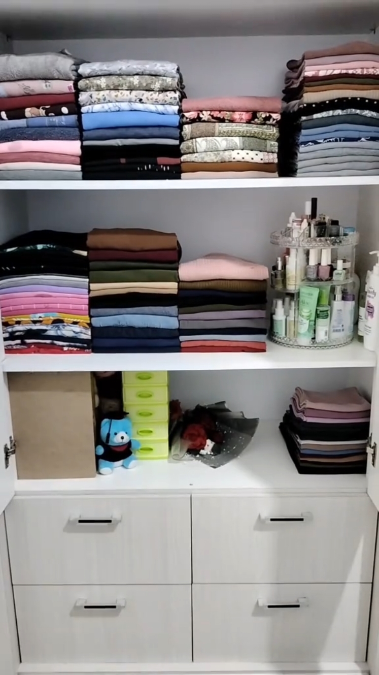 siapa yang happy liat lemarinya rapi, aku aku ☝🏻 #room #lemaribaju #lipatbaju #aesthetic #foryou 
