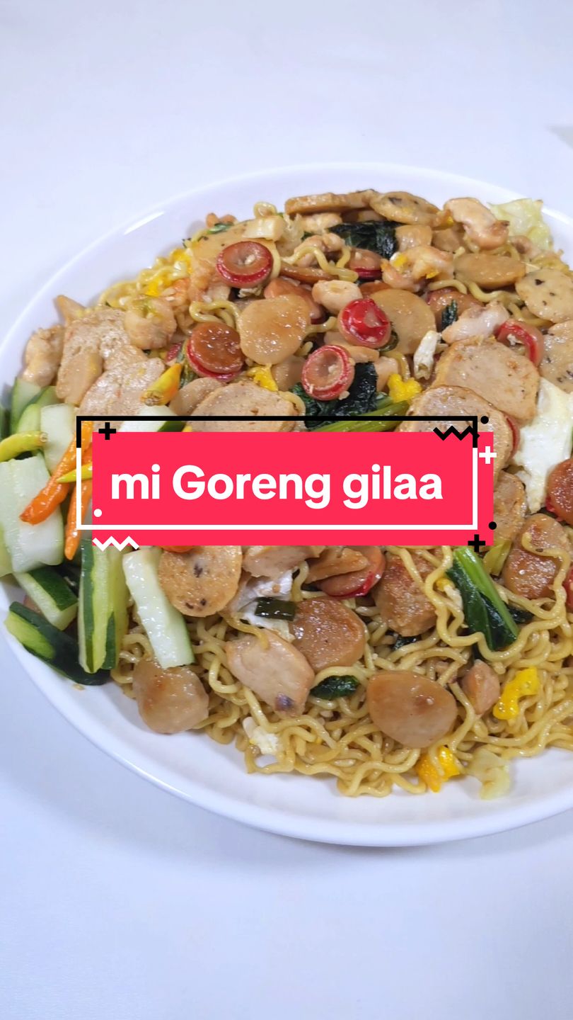 Mie goreng gila 😱😱 Banyak banget isiannya.. Melimpah ruah.. Rasanya juara gurih enak ada kenyal2nya Ini sih anak2 dijamin suka.. Bisa untuk bekal sekolah atau ke kantor.. 🫰 #miegoreng #miegorenggila #migoreng #miegorengenak #friednoodles #bekalanak #bekalkantor #fypシ #dapurcantikchannel  #dekurabaliseasalt  Garamnya pakai garam dekura.. mie gorengnya jadi lebih enaaak 🫰🫰 Garam De'kura, berasal dari desa kusamba (BALI) ○ Rendah Natrium ○ Kaya akan mineral  ○ Tersertifikasi (SNI),  (BPOM), dan Halal. ○ Sempurna u/bumbu, Memasak,  finishing touch pada hidangan RESEP MIE GORENG GILA - 3bgks mie telur kering - 250ml air - 50gr bawang merah - 40gr bawang putih - 1btg bawang pre - 1,5sdt garam dekura - 2sdm kecap manis - 1sdm saos raja rasa - 1sdm kecap asin - 1sdt merica bubuk - 1,5sdt kaldu jamur Topping Mie Goreng Gila - 100gr dada ayam fillet - 60gr udang kupas segar - 3bj sosis sapi - ½ bj kekian - 2btr telur ayam - 4bj baso ikan jamur - 8bj baso sapi - 150gr kubis - 1ikt sawi hijau Happy Cooking Dapur Cantik Channel