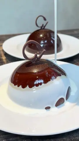 魅惑のショコラドームバーム🍫 ショコラドームが生クリームソースの熱で溶け 中から特製のバニラアイスと ショコラバウムクーヘンが現れる素敵な演出に感動🥹 クリーミーな生クリームソースとコクのあるチョコレート 濃厚なしっとりショコラバームの相性はバツグン✨️ とろ〜りとろけるバニラアイスを絡めて食べると 昇天してしまいそうな感動的な美味しさを味わうことが出来るよ！ こちらのデセールバームショコラは八日市店のみの提供！ 数量限定で早い時には午前中には無くなってしまうこともあるのでお早めに🥺 ぜひ行ってみてね💕 📍滋賀 『たねやクラブハリエ 八日市の社』 デセールバームショコラ ¥2000 #チョコレート #滋賀カフェ #滋賀グルメ #japanesefood #tiktokfood 