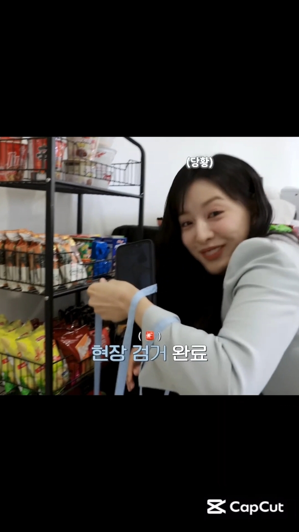 snack fairy Gewoonie getting Pinoy snacks and put on her tote bag 😁😊 #kimjiwon #honghaein #queenoftears #queenoftearskdrama #kdrama #fypシ゚ #fyp #foryou 