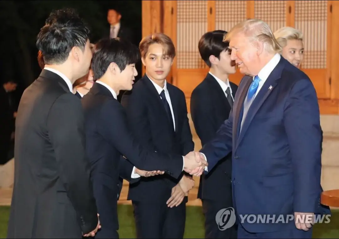 Có thể bạn chưa biết hoặc đã biết: Vào năm 2019, EXO là nhóm nhạc Kpop duy nhất được mời đến Nhà Xanh để dự tiệc cocktail cùng Tổng thống Mỹ Donald Trump và con gái Ivanka. Và EXO được mời đến sự kiện này cũng nhờ vào ái nữ kiêm cố vấn của Tổng thống Mỹ - Ivanka Trump. Trước đó, tại thế vận hội mùa đông PyeongChang vào năm 2018, Ivanka cũng chia sẻ con của cô cũng là fan của EXO.  Hời ơi giờ lướt lại thấy tự hào để đâu cho hết!!!! #exo #donaldtrump #ivankatrump 