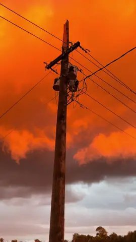 The sky was looking crazy after the burst of tornadoes blew through Oklahoma 🌪️⚡️#polepoke #lineman #stormchaser #journeymanlineman #electric #bluecollar #powerlines #highvoltage #storm #oklahoma #tornado #views 