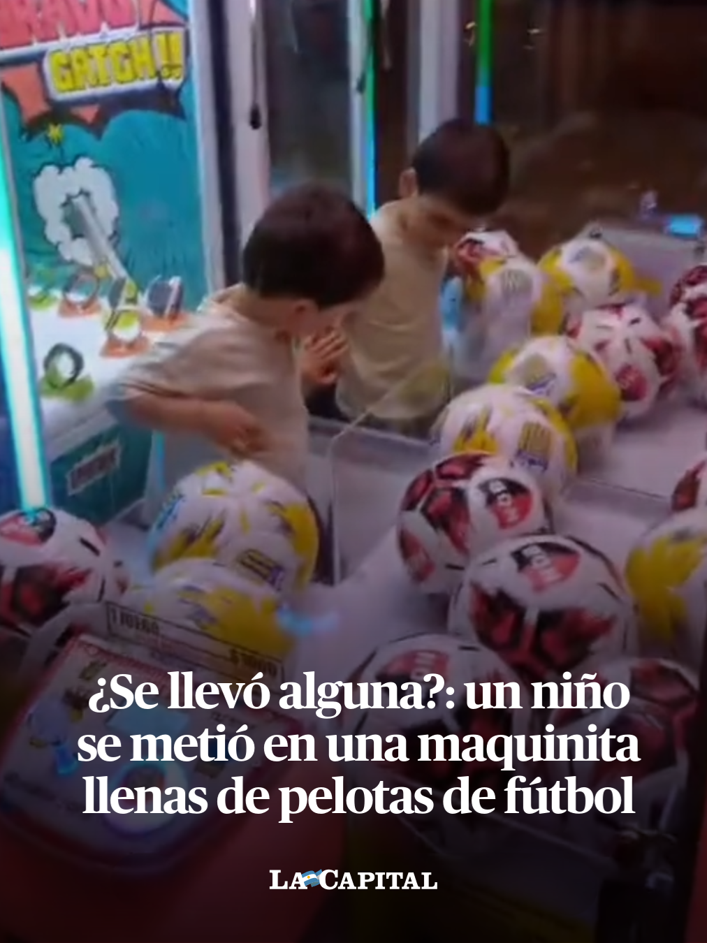 Si algo que de niños todos desean, es sacar un peluche, pelota o algo de estas maquinitas. Este niño tuvo una idea mejor. Debido a su tamaño pudo meterse dentro de la maquina, y en vez de agarrar algo, fue rápidamente advertido por su mamá, quién lo sacó muerta de risa y vergüenza: 