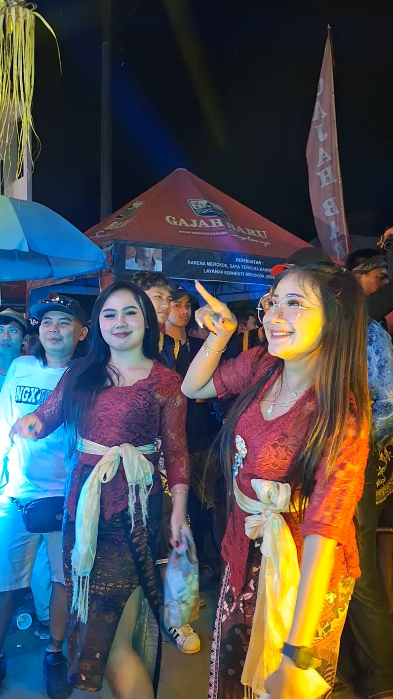 guayeng paman feng 💃 @nanda_audiojember @rayungwulan2 @diva.ayu.r  #malang #checksound #soundsystemmalang #soundsystemjawatimur #soundhoreg #karnaval2024 #karnavalsoundsystem #nandaaudiojember #rayungwulan #divaayu #idolatiktok #soundviral #fyp #fypシ #fypage #viral #2024 