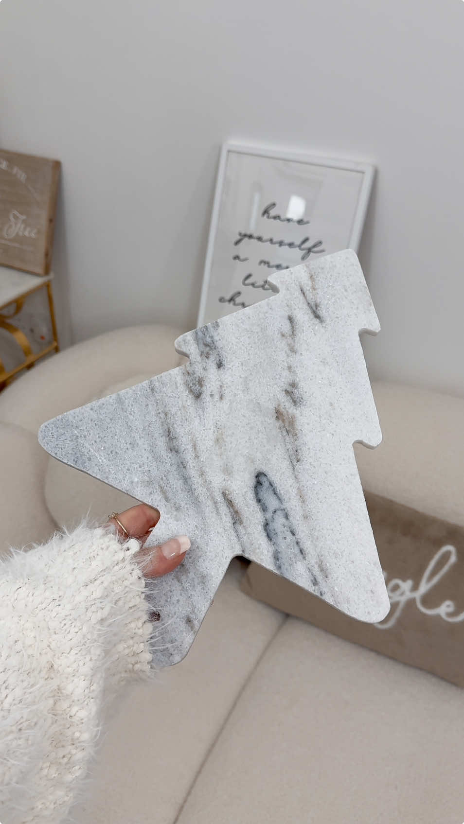 £3.99 for a real marble christmas tree serving board EXCUUUSE ME 😮‍💨😍🎄🤍 I ended up getting myself two and some as gifts, if youre hosting theyd make the cutest christmas cheeseboards ever 🥹🧀 #homebargains #christmas #decor #finds #christmastok #servingboard #hosting #christmasdecor #marble #thatgirl #aesthetic #nordic #scandinavianstyle 