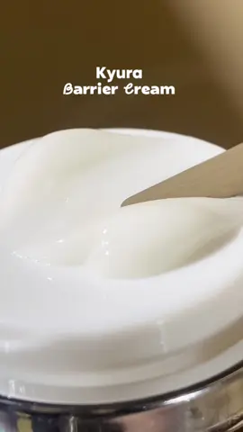 Rasakan kelembapan hingga 120 jam dengan Kyura Royale Barrier Cream! 💧 Cream high-end pertama di Indonesia yang mampu memperbaiki skin barrier dan mengatasi kulit kusam. Dengan tekstur gel ringan, cepat meresap, dan tidak lengket, cocok untuk semua jenis kulit. 🌟 Manfaat utama:  ✨ Melembapkan intens hingga 120 jam ✨ Mencerahkan dan menyamarkan flek hitam ✨ Menenangkan dan memperkuat skin barrier dalam 2 minggu Gunakan secara rutin pagi dan malam untuk hasil maksimal. 💖 @KyuraBeauty.id  #kyurabeauty #reviewkyura #kyurareview #kyurabarriercream 