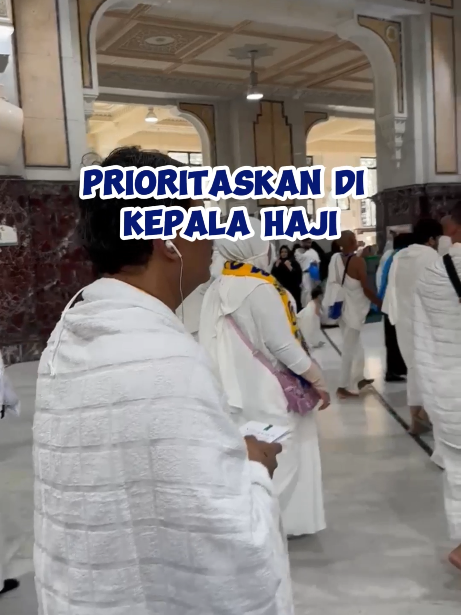 🌸 **Umroh dan Haji Dulu, InsyaAllah Rezeki Bertambah** 🌸   Banyak orang berpikir untuk menunda umroh atau haji demi membeli rumah atau aset lainnya. Namun, sebenarnya ibadah ini adalah cara kita mempercayakan rezeki dan kehidupan kita kepada Allah. Ketika kita mendahulukan panggilan-Nya, yakinlah bahwa Allah akan mengganti setiap pengorbanan dengan keberkahan yang tak terduga.   Haji dan umroh bukan hanya tentang beribadah, tetapi tentang mengundang rahmat dan pertolongan-Nya ke dalam hidup kita. Memenuhi panggilan ke Baitullah adalah bentuk keyakinan kita bahwa rezeki dan masa depan ada dalam genggaman Allah. Semoga setiap langkah menuju-Nya menjadi pembuka jalan keberkahan untuk dunia dan akhirat.   **Ya Allah, panggillah kami ke rumah-Mu, berikanlah kami kemampuan dan kesempatan untuk merasakan ibadah di tanah suci. Limpahkanlah rezeki, kelapangan, dan keberkahan pada setiap usaha dan pengorbanan kami untuk memenuhi panggilan-Mu.** Aamiin.   Bagi yang ingin menabung rumah, ingatlah bahwa Allah Maha Pemurah. Mendahulukan umroh atau haji bukan berarti menunda mimpi memiliki rumah, melainkan membuka jalan rezeki yang lebih besar. InsyaAllah, Dia akan memberi ganti yang lebih baik sesuai dengan keyakinan dan keikhlasan kita. 🤲✨   #UmrohDanHaji #PrioritasIbadah #BerangkatKeBaitullah #KeberkahanRezeki #PercayaPadaAllah #RezekiDariAllah #TabunganAkhirat #PanggilanTanahSuci #HajiUmrohDulu #InvestasiKehidupan