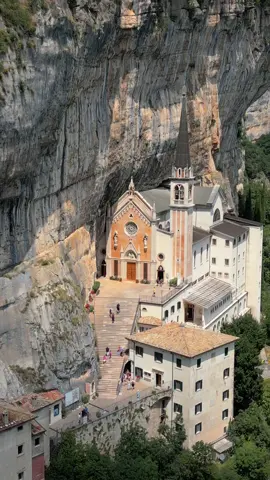 Have you ever heard of this beautiful church? This is the Madonna della Corona church in the Veneto regeon in Italy. It's perfect for a day trip from Verona or Lake Garda. #travel #italy #italytravel #madonnadellacorona #church 