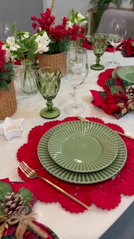 Coneçando as mesas natalinas nesse perfil, como essa mesa que fiz pra uma amiga lançar seu menu de Natal.  E ai, gostaram?!  #mesaposta #mesapostanatalina #mesapostanatal #natal #merrychristmas 