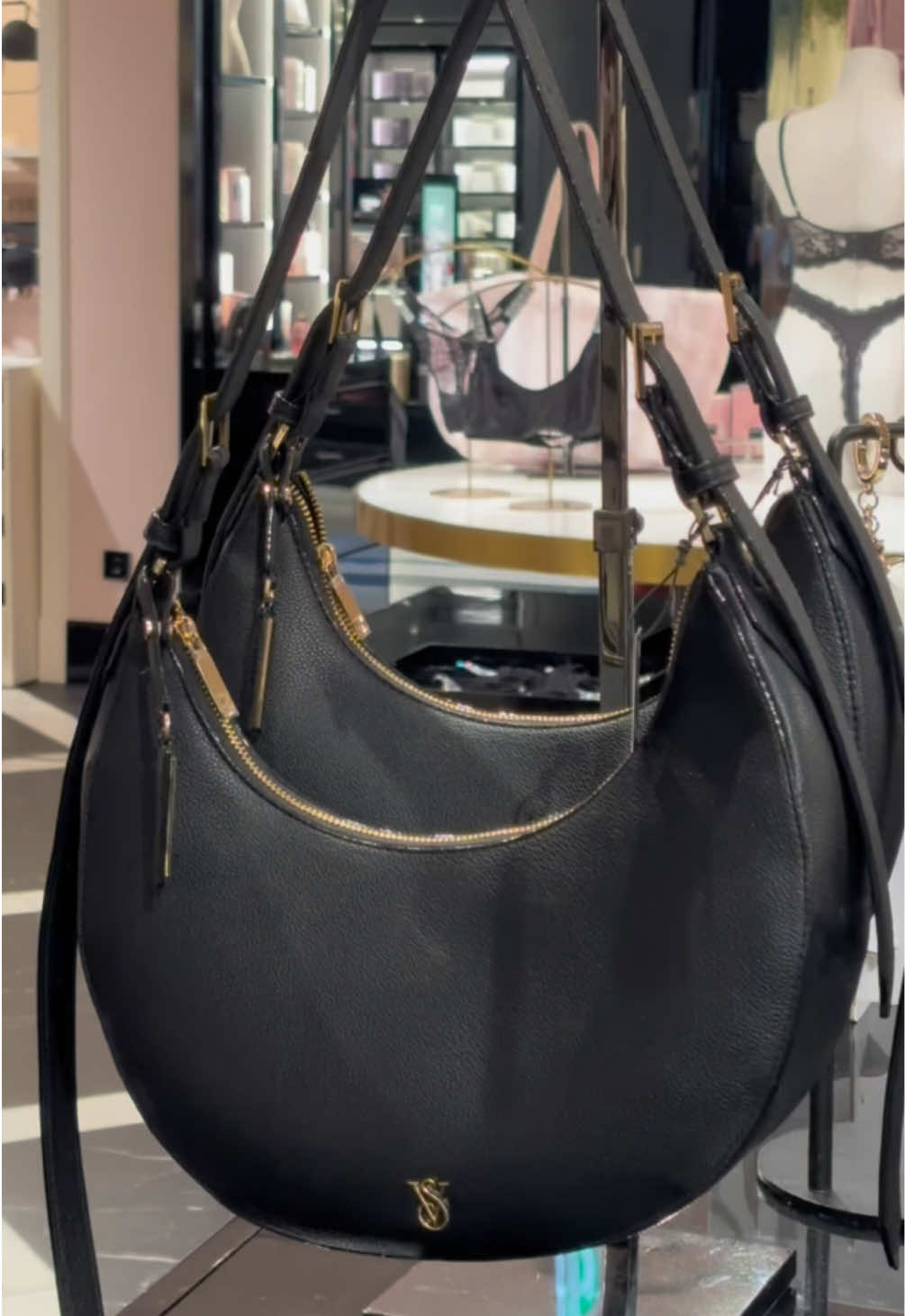 Sabes que te lo mereces. Destaca con nuestros bolsos y neceseres de la nueva colección. #VictoriasSecretSpain #Accesorios #Bolsos #bag #bagaddict #baglovers #accesoriosmujer 