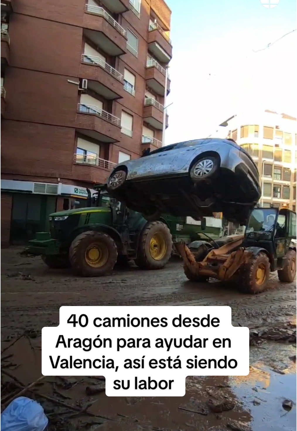 Hasta 40 tractores llegados desde Aragón, 20 tráilers con material y maquinaria pesada de Don Benito (Extremadura)...  Así está siendo la encomiable labor de estas máquinas que, voluntariamente, están ayudando a despejar las calles. 🎥 Inma Lidón y Reda Slafti #noticastiktok #dana #valencia 