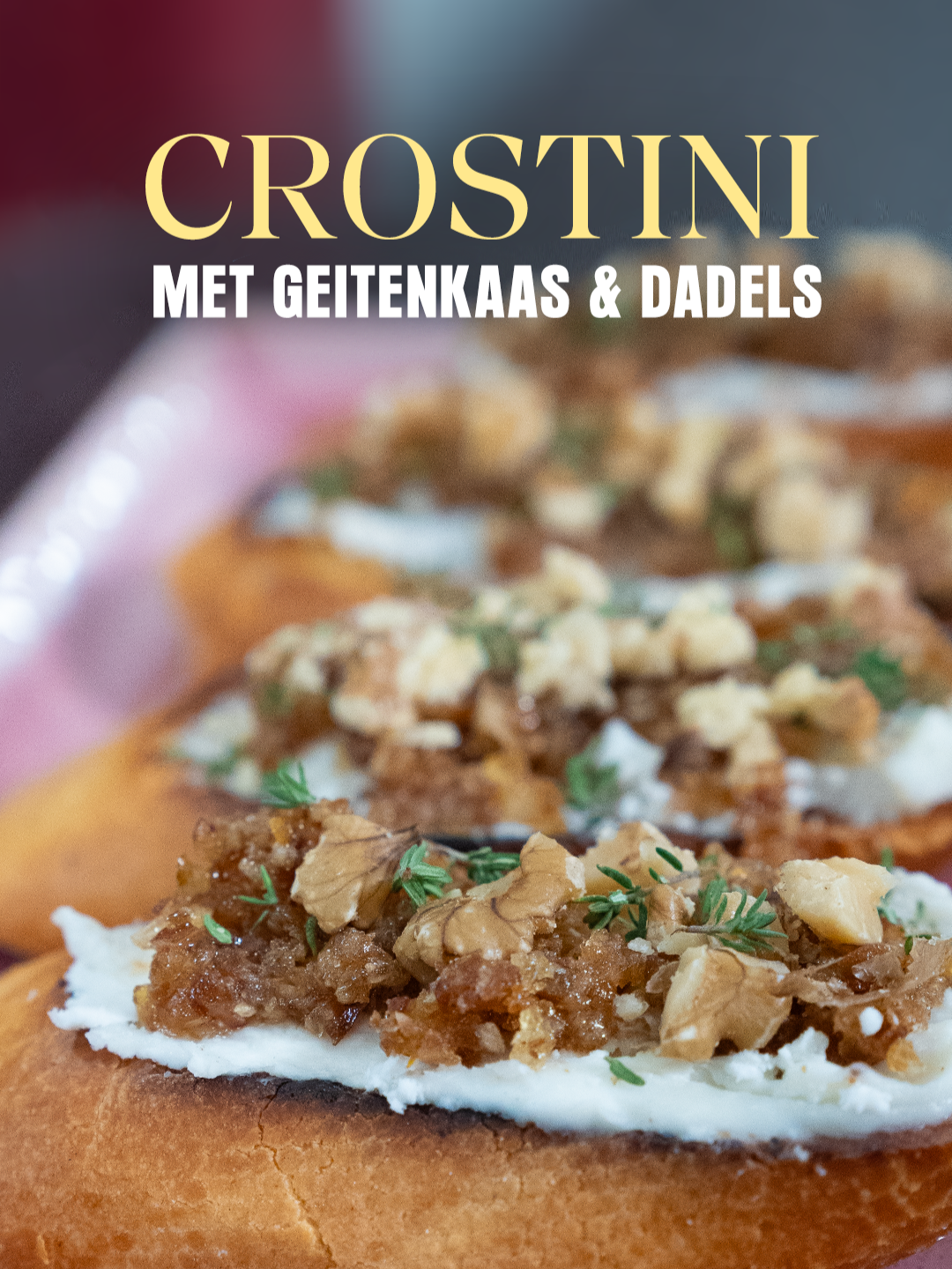 CROSTINI MET GEITENKAAS, DADELS & TIJM • Deze combi is zó lekker... die moet je geproefd hebben. Het beste? Je zet ze in 10 minuten op tafel. Hoe dan? Nou zo: . - 1 baguette, in plakjes - klontje roomboter - 100 gr zachte geitenkaaas - 5-10 dadels* - 1 tl honing - 8 walnoten, grof gehakt - 2 takjes tijm * Check even uit welk land je dadels komen! Ik neem 't liefst Deglet Nour dadels uit Tunesië . BEREIDING:  1. Bak de plakjes baguette in de roomboter, totdat ze goudkleurig zijn. 2. Besmeer de crostini met geitenkaas. Hak ondertussen de dadels fijn (mag in een keukenmachine) en meng met de honing. 3. Doe wat van de dadels op de crostini en bestrooi ze met stukjes walnoot en naaldjes tijm. Eet smakelijk! . . * De armbandjes kocht ik bij @saarbandjes  . #superdushichef #dadels #crostini #recept #makkelijkerecepten