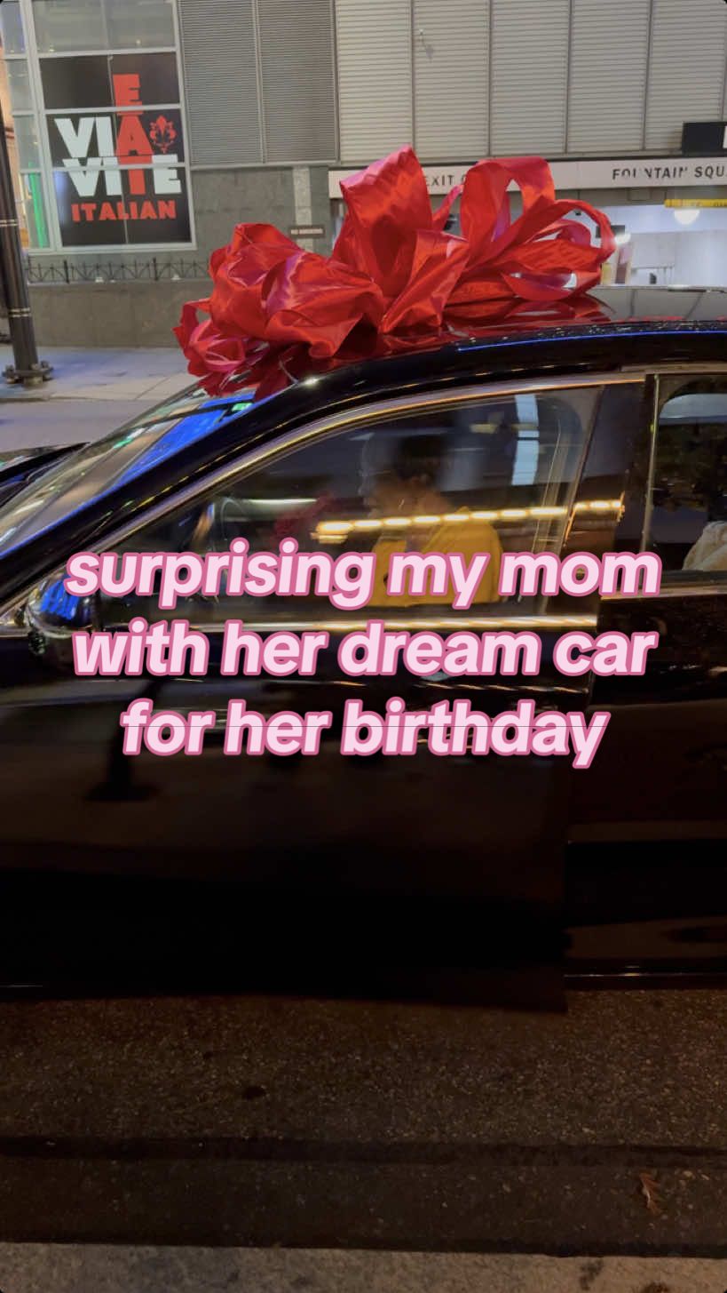 my mom 🤝 her new car 🥹 #newcar #surprise #gift #surprisegift 