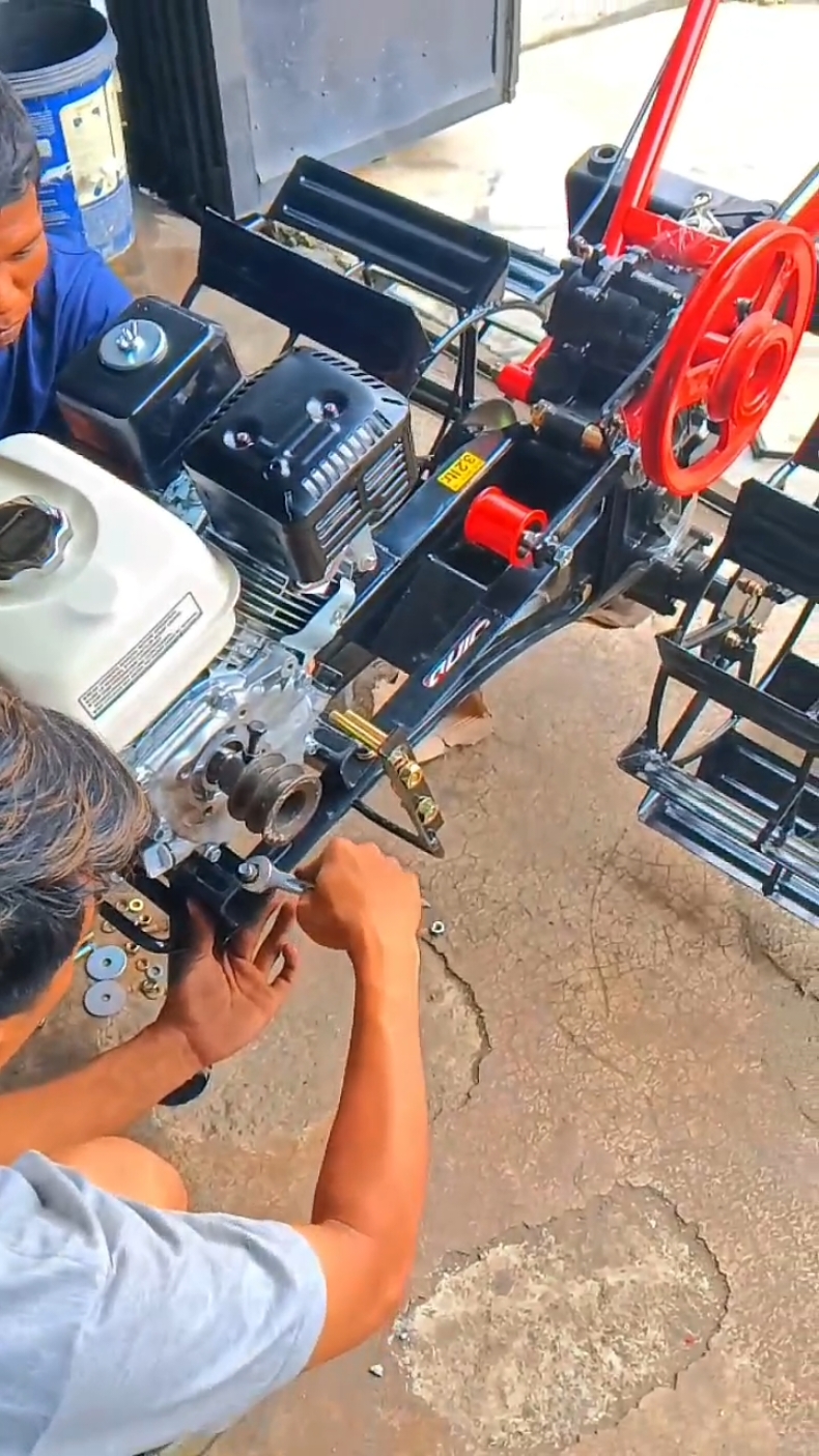 Quick traktor Capung metal andalan lahan terasering 🔥 dengan performa gasoline engine yang semakin mudah untuk berpindah tempat #capung #quicktraktor #capungmetal #jokitraktor #gasolineengine #gx160 #gx200 #hondagx #petani #petanimudamilenial #petanimuda #pertanianindonesia