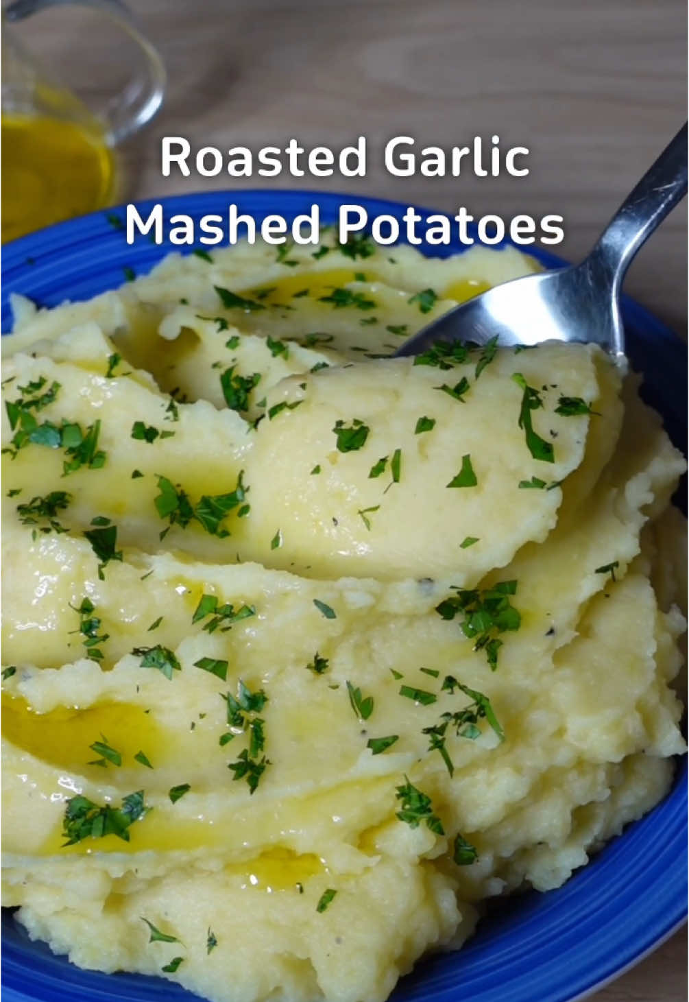 Roasted Garlic Mashed Potatoes! Jam packed with flavor and will be a hit over the holidays 😍😍😍 When garlic is roasted, it becomes soft, creamy and caramelized for a subtle delicious addition. I prefer using olive oil rather than butter for the perfect creaminess 🙌 Click the link in my bio for the written recipe, measurements and tips ❤️  https://cookingwithayeh.com/roasted-garlic-mashed-potatoes/ #roastedgarlicmashedpotatoes #roastedgarlic #mashedpotatoes #potatoes #holidays #thanksgiving #christmas #sides #sidedish #vegan #EasyRecipe 