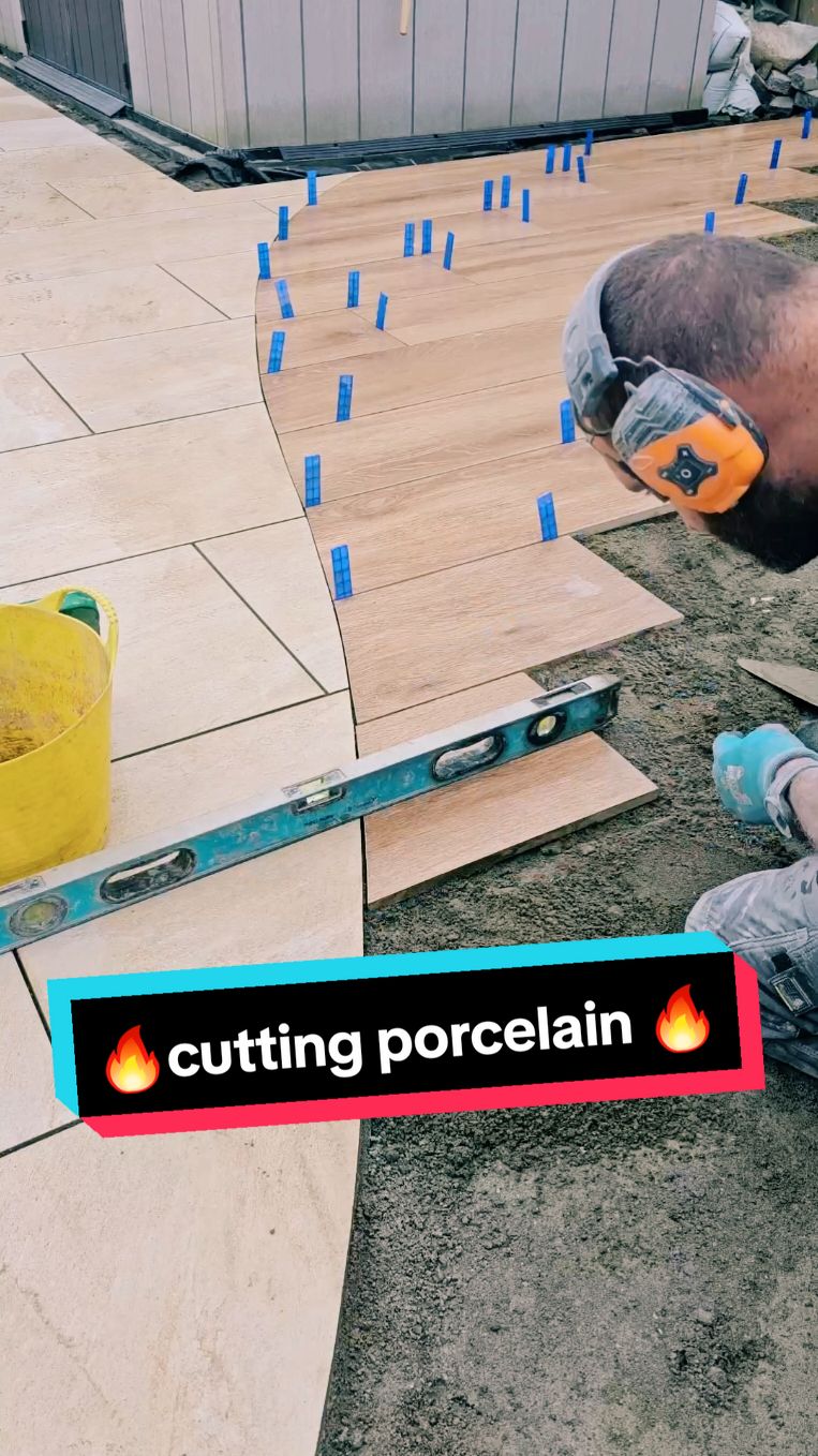 cutting a nice porcelain curve then transitioning into wood effect porcelain planks 🔥 #fyp #foryou #howto #cut #landscaping #construction #dewalt #gardenproject 