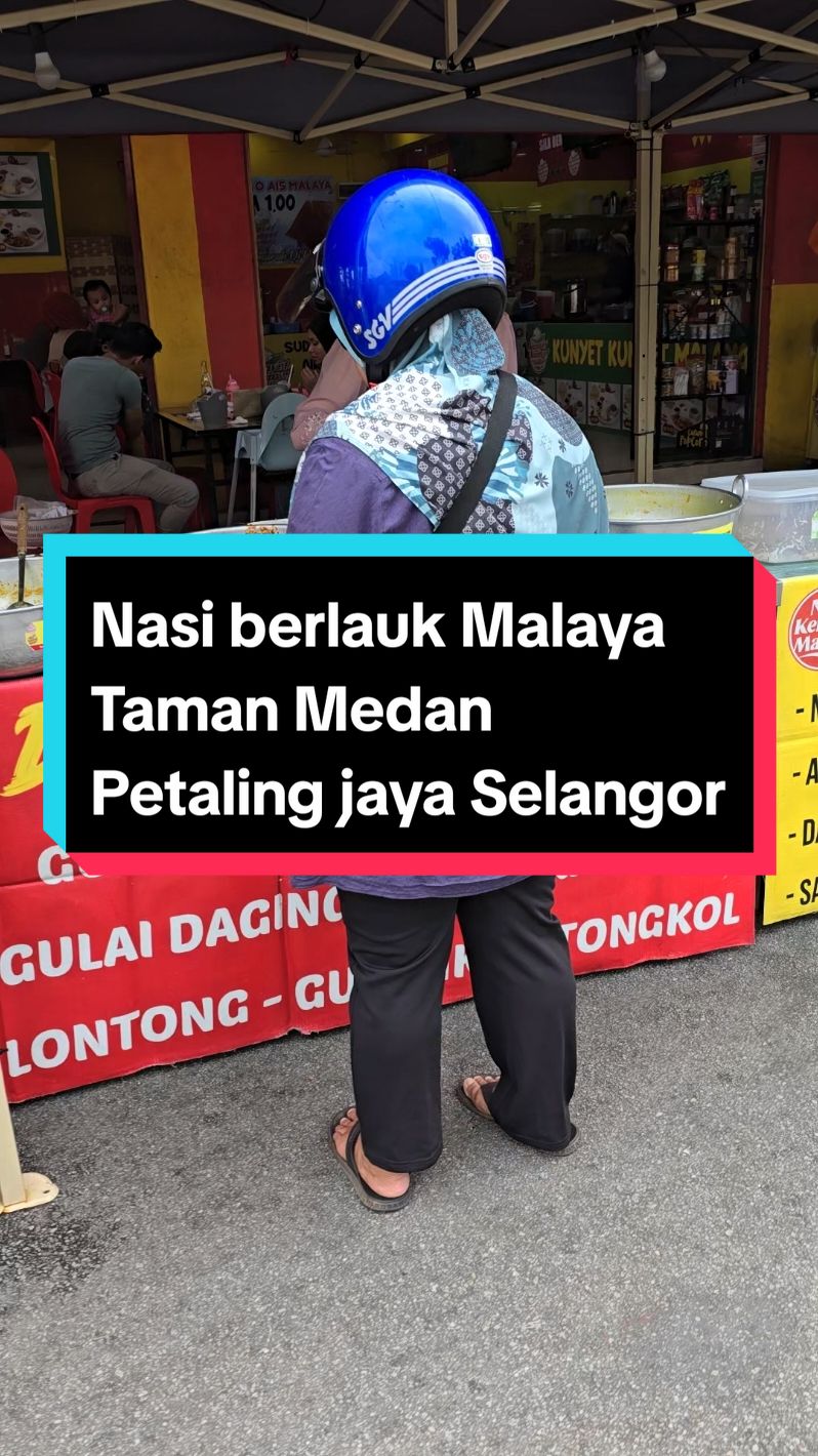 Nikmati CitaRasa Asli Pantai Timur di Nasi berlauk Malaya Bagi anda yang merindui keaslian rasa Pantai Timur, Nasib berlauk Malaya adalah pilihan terbaik.  Kami menyajikan nasi berlauk,nasi dagang, dan nasi kerabu, lengkap dengan pelbagai lauk yang memikat seperti gulai ayam, gulai daging, gulai kambing, gulai ikan tongkol, serta ayam goreng berempah dan daging goreng kunyit ,kerutuk itik,ayam goreng kunyit,daging bakar,ayam bakar serta jangan lupa juga mencuba bihun goreng Malaya dan pilihan kuih tradisional dan moden yang kami sediakan setiap hari! Nasi berlauk Malaya beroperasi dari jam 7.00 pagi hingga 12.00 tengahari dengan dua cawangan utama.  1➡️ Taman Puchong Permai berhadapan Shell dan McDonald's yang dijaga oleh Cik Teh . Boleh waze Nasi kukus Malaya best Puchong permai  2➡️Restoran Kunyet Kunyet Malaya, Taman Medan Petaling Jaya, dijaga oleh Cik Roses . Boleh waze Kunyet Kunyet Kunyet Taman Medan Petaling jaya Datanglah dan rasai sendiri kenikmatan hidangan Pantai Timur yang kaya dengan rempah dan cita rasa warisan di Nasi berlauk Malaya!