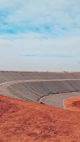 Transformação Completa de uma Lagoa de Irrigação com Capacidade de 600 Milhões de Litros!💧🌾 Começamos com o terreno em estado bruto, preparado para receber a geomembrana PEAD. 🏞️👷‍♂️ Após a instalação, a lagoa ganha vida, retendo 600 milhões de litros de água 💦, pronta para garantir a eficiência e a sustentabilidade da proteção. 🌱🚜 Veja a diferença entre o 