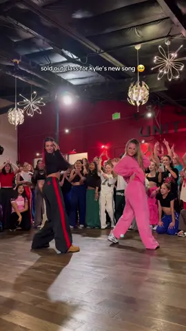 go stream !!! ily @Kylie Cantrall ❤️#kellysweeneychoreo 