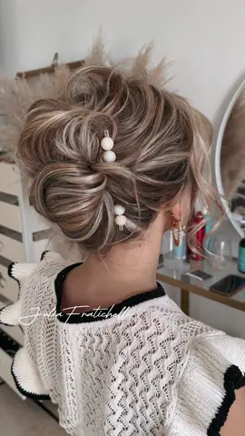 Ich liebe Big Hair! 😍 Ich finde, dass ist so eine richtig schöne, voluminöse Frisur. 🥰 Was sagt ihr dazu? Speichert euch das Video gerne ab. Auf meinem Account findet ihr noch mehr solcher Tutorials! 🤗 #juliafratichelli #brudalhairstylist #bridalhair #bride #wedding #hairstyle #hairtutorial #hairtransformation #hairfashion #hairgoals #hairstyleoftheday #hairstylevideo #stepbystephair #stepbystephairstyles 