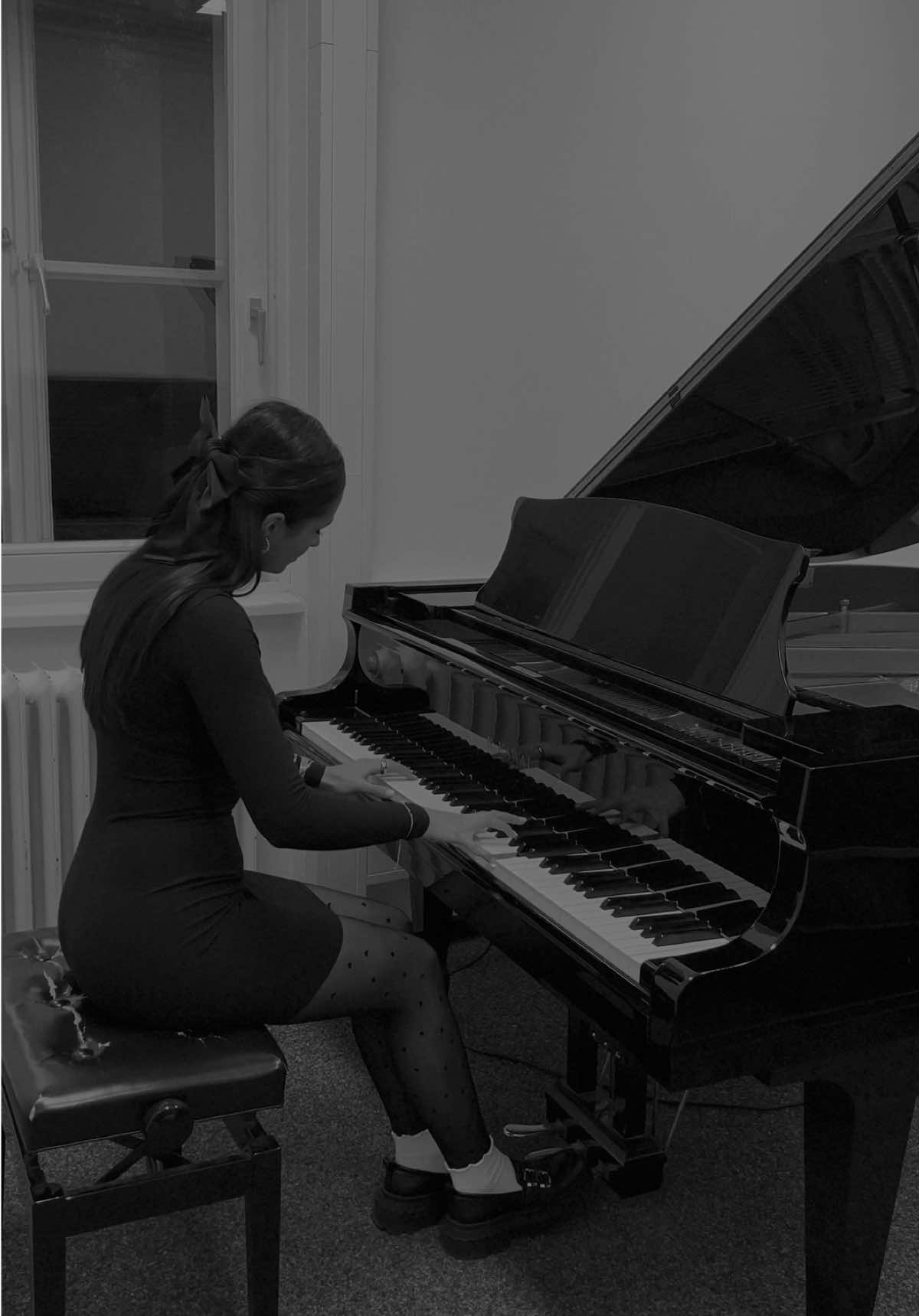 2013 flashbacks…✨🚂🖤 #bollywood #bollywoodsong #srk #shahrukhkhan #deepikapadukone #chennaiexpress #india #indiatiktok #desi #desitiktok #piano #pianist #fy #fyp #foryou #foryoupage #viral 