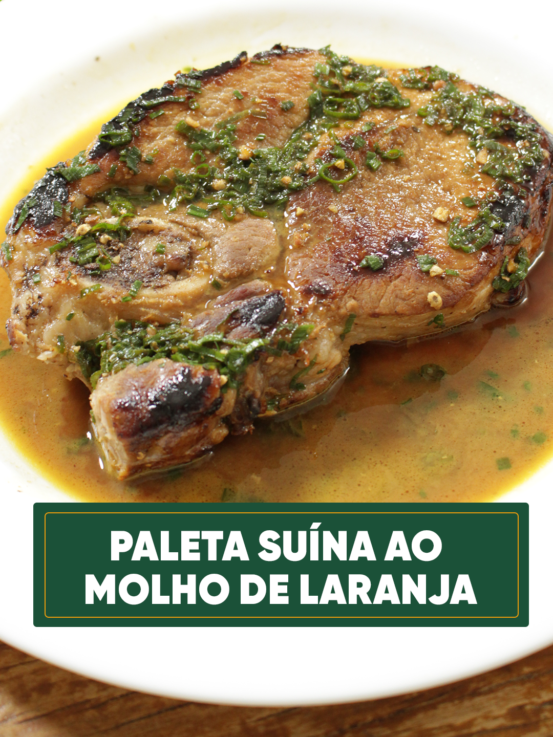 NOVIDADE: BIFE DE PALETA SUÍNA BARATO E DELICIOSO - Receita LINK NA BIO e aqui na descrição: Receita: Bife da Paleta Suína Tempo de preparo: 30 min | Serve 01 pessoa Ingredientes: 01 bife de paleta com 300 g 01 laranja ½ limão Cebolinha batidinha Óleo de soja, sal e pimenta do reino Modo de preparo: Tempere o bife com limão, sal e pimenta do reino. Misture o suco da laranja com 50 ml de água. Borrife um pouco de óleo na frigideira e frite lentamente o bife, adicionando a mistura de água com laranja aos poucos, para amolecer a carne. Assim que o bife estiver macio, retire e reserve o excesso do caldo, e doure o bife para dar acabamento. Retire o bife. Volte o caldo para a panela, junte a cebolinha, aguarde ferver e reduzir. Sirva sobre o bife. #cheftaico #receitacaseira #temperocaseiro #comidadeverdade #receita #paleta #paletadeporco #carnedeporco