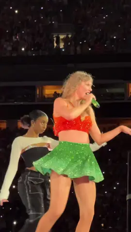 We Never Go Out Of Style 🧡💚✨ #taylorswift #erastour #fyp #miami #theerastour #foryoupage❤️❤️ #swiftie #erastourtaylorswift @Taylor Swift @Taylor Nation 