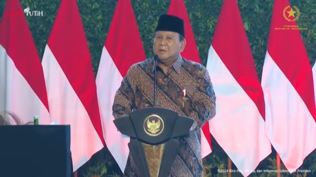 Presiden Prabowo Buka Rakornas Pemerintah Pusat dan Daerah Tahun 2024 di Sentul Presiden Prabowo Subianto membuka Rapat Koordinasi Nasional (Rakornas) Pemerintah Pusat dan Pemerintah Daerah Tahun 2024 yang digelar di Sentul International Convention Center (SICC), Kabupaten Bogor, Provinsi Jawa Barat, pada Kamis, 7 November 2024. Dalam sambutan pembukanya, Presiden Prabowo mengucapkan terima kasih atas inisiatif Kementerian Dalam Negeri menyelenggarakan rapat koordinasi bersama seluruh jajaran pemerintahan di akhir tahun 2024.  “Saya sangat menghargai langkah ini karena ini bisa dikatakan adalah kesempatan pertama saya untuk bicara dengan seluruh pengambil keputusan di republik kita. Saya kira ini adalah suatu momen yang sangat bermanfaat, sangat strategic,” ucap Presiden Prabowo.  Sementara itu, Menteri Dalam Negeri (Mendagri) Tito Karnavian dalam laporannya menyampaikan bahwa penyelenggaraan rakornas tersebut merupakan tindaklanjut dari arahan Presiden Prabowo. Rakornas dengan tema “Implementasi Asta Cita Menuju Indonesia 2024” ini bertujuan untuk melakukan harmonisasi seluruh jajaran pemerintah daerah dalam mendukung program prioritas pemerintah. “Hal ini bertujuan untuk mengoordinasikan dan mengharmonisasikan pemerintah daerah dan forkopimda serta instansi vertikal di daerah guna mendukung program prioritas serta arah kebijakan Bapak Presiden 5 tahun ke depan,” kata Mendagri. Kegiatan rakornas oleh Kemendagri tersebut dihadiri 5.360 peserta dari berbagai instansi dan jajaran pemerintahan. Selain perwakilan dari kementerian/lembaga dan instansi pusat, Mendagri Tito menjabarkan bahwa rakornas juga dihadiri oleh perwakilan Forum Koordinasi Pimpinan Daerah (Forkopimda) dari seluruh daerah di Tanah Air.  “Jajaran Forkopimda dan instansi vertikal di kabupaten kota sebanyak 4.369 orang, 416 bupati, 98 wali kota, dan 38 gubernur,” lanjutnya.  Pelaksaan rakornas ini diharapkan dapat meningkatkan sinergi dan kolaborasi antarinstansi guna mewujudkan tata kelola pemerintahan yang lebih efisien serta kesiapan dalam menghadapi tantangan nasional di masa depan. Kabupaten Bogor, Provinsi Jawa Barat, 7 November 2024. Biro, Pers, Media, dan Informasi Sekretariat Presiden. #breakingnews #breaking #presiden #prabowo #wapres #gibran #menteri #wamen #kabinet #merahputih #forkopinda #gubernur #bupati #walikota #prabowogibran #fyp #fypviral #fypage #fypシ゚viral #fypシ゚ #foryourpage #foryoupage #foryou #viralvideo #viralvideos #viral #news #newsupdate #beritaterkini #beritaviral #indonesia #bersamaindonesiamaju  @indonesiaadilmakmur @prabowosubianto08 @gibran_rakabuming @tumgrd @benpro.tv @ariefimampoero 