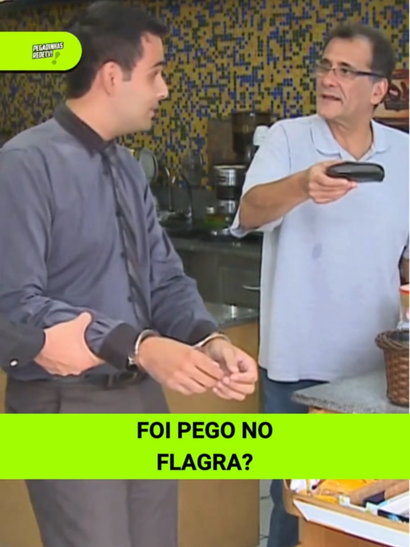 13_TNO FLAGRA? APAVORANDO A CLIENTELA COM O FALSO ASSALTO! . . . #redetv #pegadinhas #trolagem #joaokleber #toninhotornado #comédia #camerasescondidas #tentenãorir