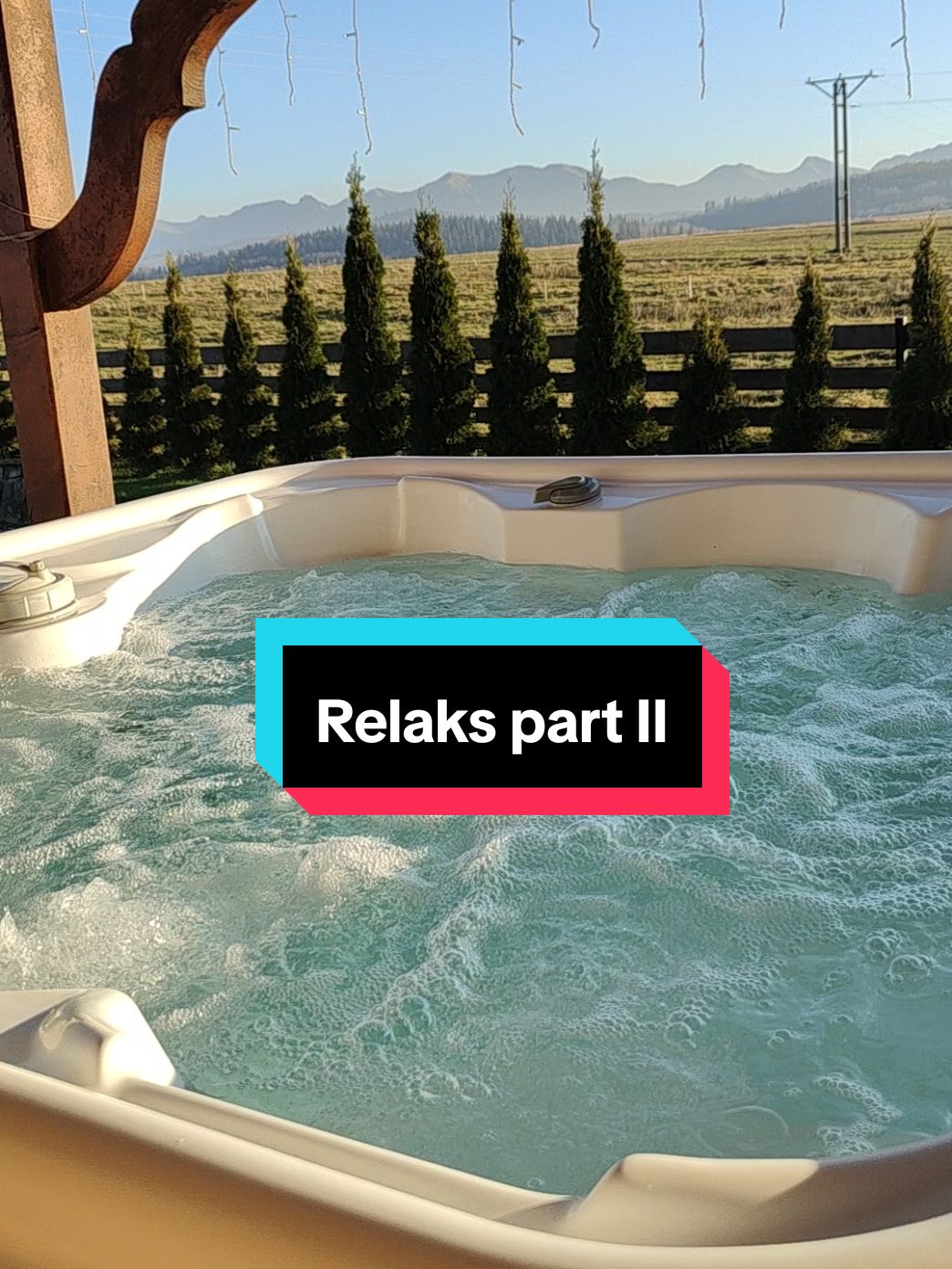 Marzysz o jacuzzi z widokiem na Tatry? 🌄 Zanurz się w bąbelkach i poczuj magię gór na wyciągnięcie ręki! 🛁🏔 Zrelaksuj się tam , gdzie cisza i natura tworzą idealny duet. Chwytaj chwilę, bo takich momentów się nie zapomina! ✨ 👉 Rezerwuj swój rajski pobyt już teraz i poczuj magię Tatr na własnej skórze! Tel : 601672028 #Tatry #jacuzziWTatrach #relakswnaturze #górskieSpa #Koniówka #chwytajchwilę #widoknamilion #rajskiklimat #TatryNaWyciągnięcieRęki #czasdlaciebie #domkiwgorach @bryniu5.góralskidomekZąb @ALPAKI Z KONIÓWKI 🦙🦙🦙 