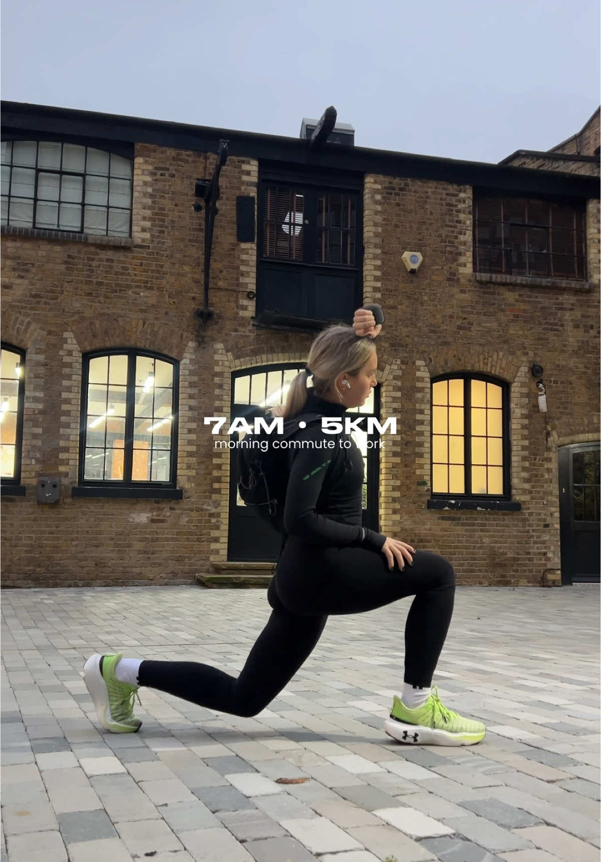back to the morning running commutes 🖤 recently i’ve literally been lime biking everywhere and barely catching the tube - but decided to be more organised this week, and leave a set of clothes in my work changing rooms so i could run in this morning ☺️ perfect perfect conditions for a morning run !! #Running #morningrun #runner #commute #runningcommute #london #runningmotivation 