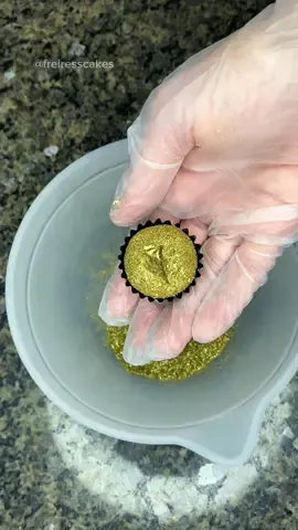Respondendo a @Fernanda Oliveira brigadeiro com glitter dourado caseiro e folha de ouro