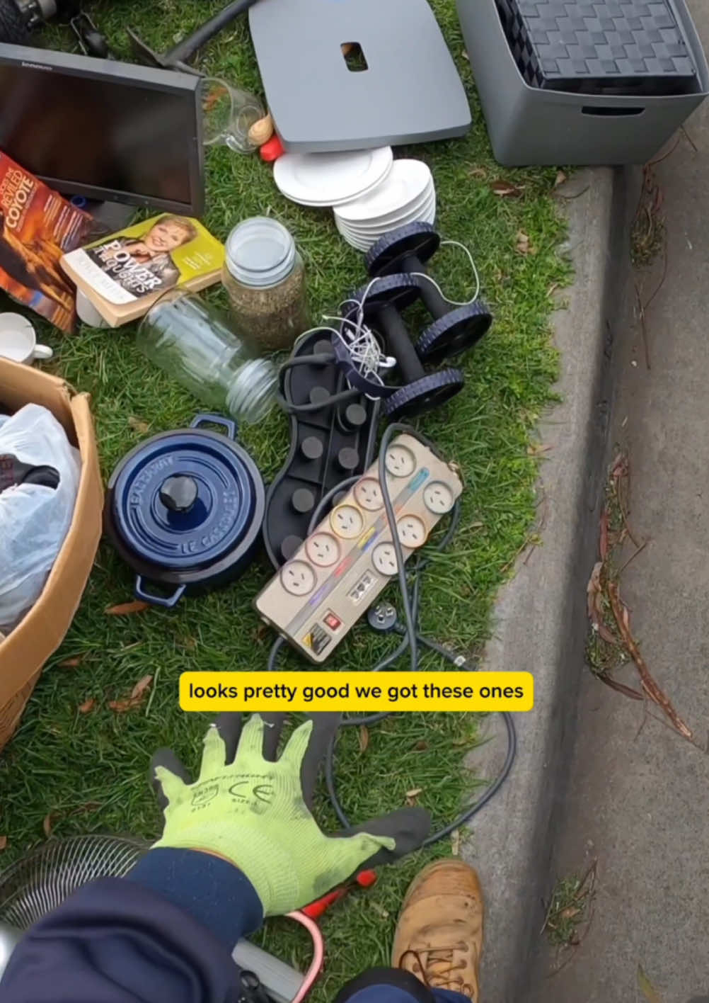 Monster spring clean going on at this house! ##polyprophet##youtube##free##treasurehunt##hardrubbish##australia##curbside##sidehustle##dumpsterdiving##streetscrapping##scrapping##scavenger##reseller##resell##relaxing##asmr##value