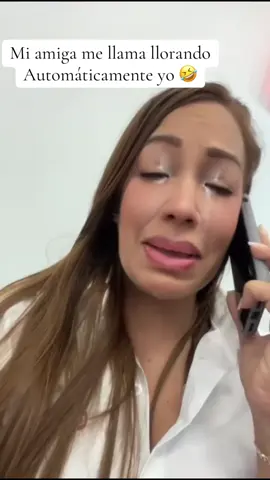 Mi amiga me llama llorando, automáticamente yo 🤣 @Angie Fonnegra #amigas #bromas #trabajo #renuncias 