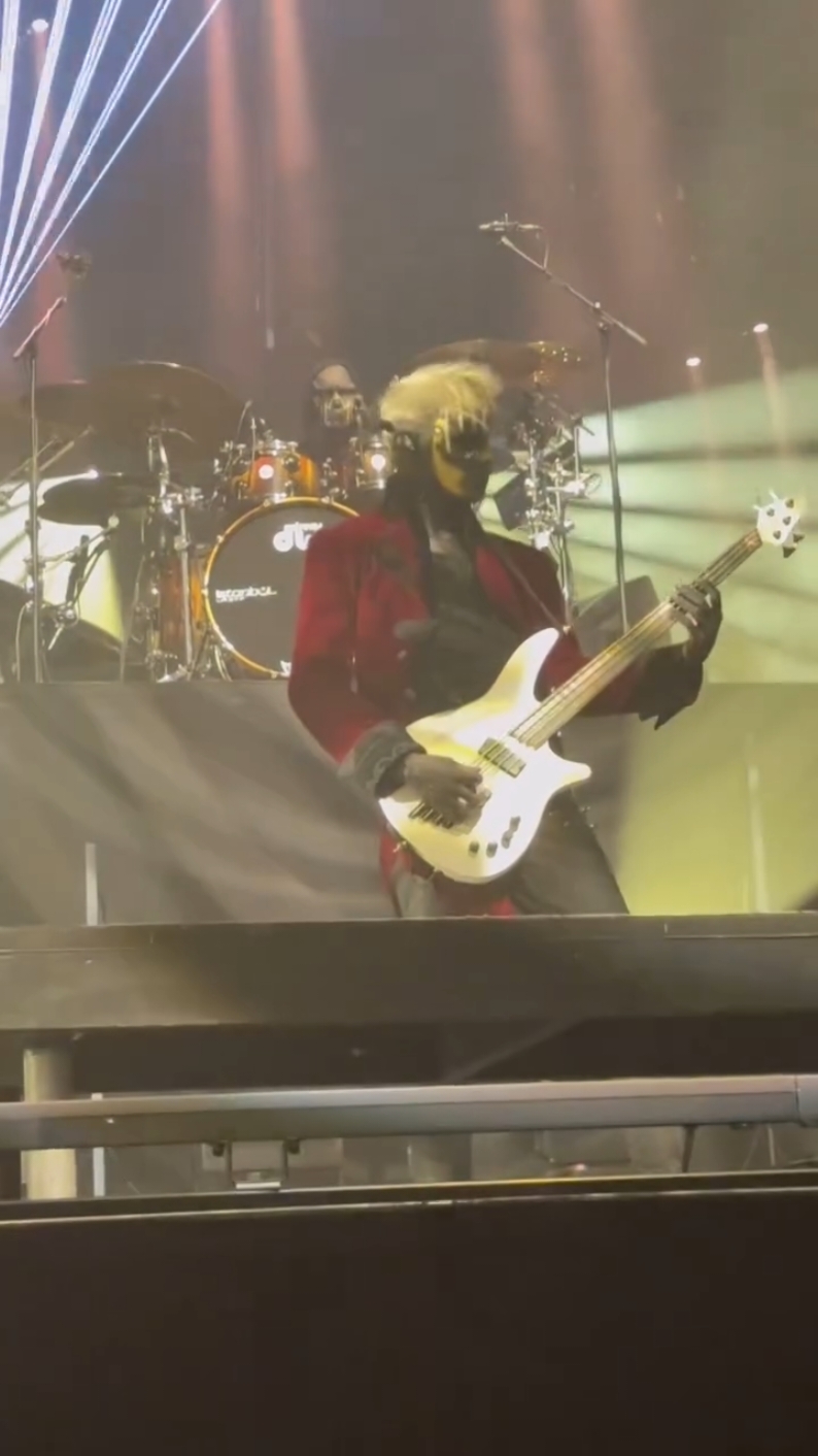 III with red coat, welcome back!  🎥 Taylor @diamondzinthetreez 📍 LDLC Arena, Lyon, France 07.11.2024 🇫🇷 #sleeptoken #fyp #foryou 